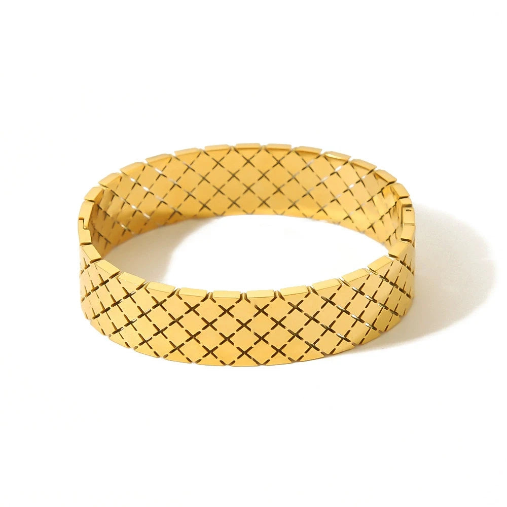 Mirror Polished Wide Bangle ✨18K gold-plated hypoallergenic stainless steel 💛.