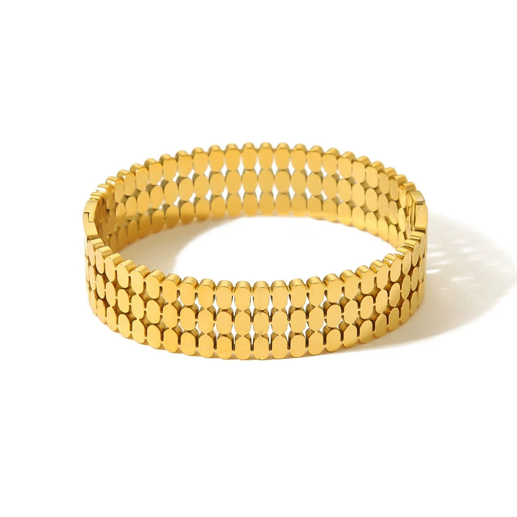 Mirror Polished Wide Bangle ✨18K gold-plated hypoallergenic stainless steel 💛.