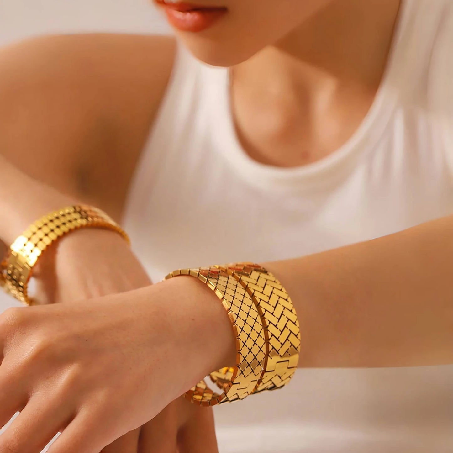 Mirror Polished Wide Bangle ✨18K gold-plated hypoallergenic stainless steel 💛.