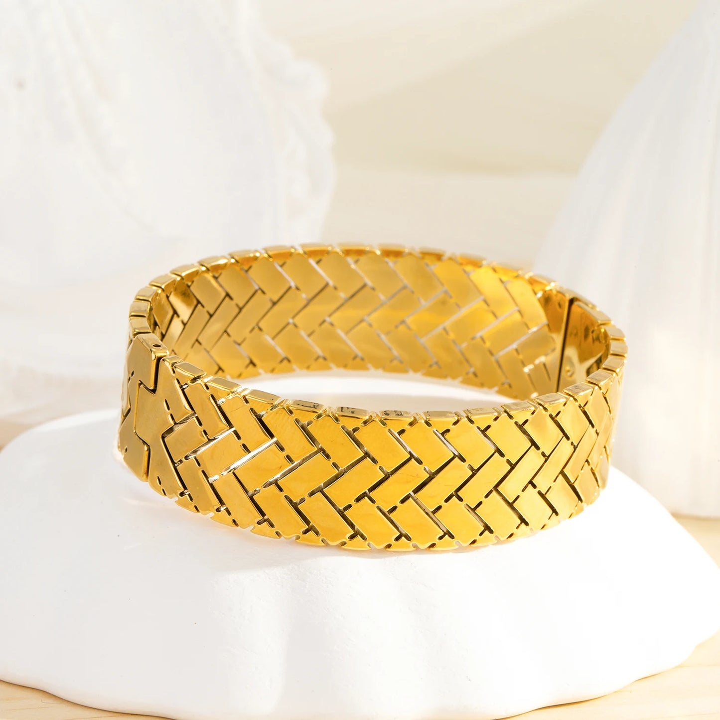 Mirror Polished Wide Bangle ✨18K gold-plated hypoallergenic stainless steel 💛.