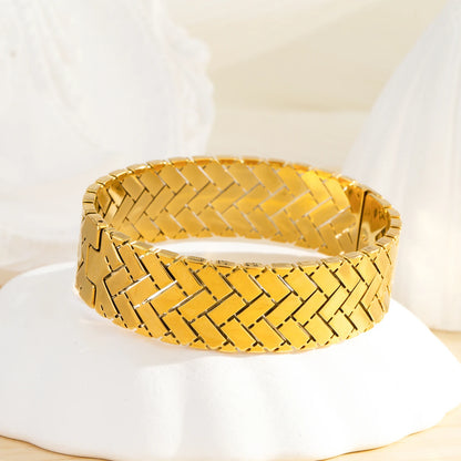 Mirror Polished Wide Bangle ✨18K gold-plated hypoallergenic stainless steel 💛.