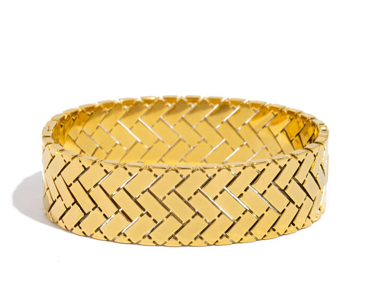 Mirror Polished Wide Bangle ✨18K gold-plated hypoallergenic stainless steel 💛.