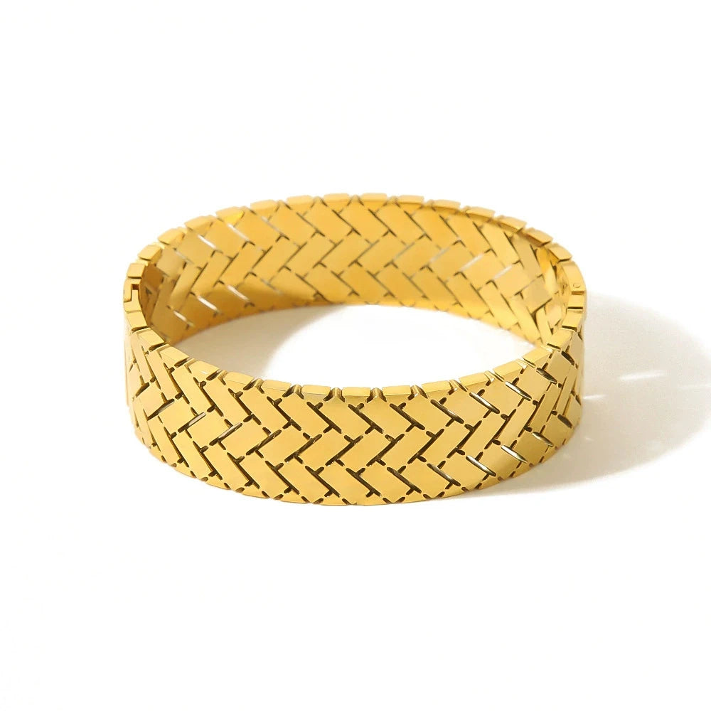 Mirror Polished Wide Bangle ✨18K gold-plated hypoallergenic stainless steel 💛.