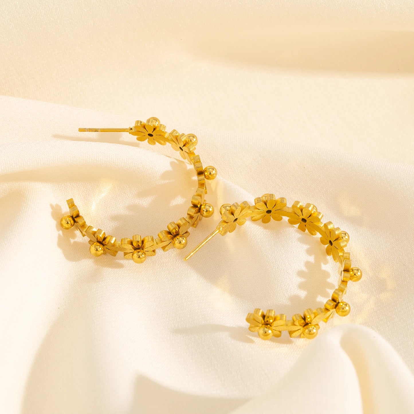 Daisy Flower Earrings 🌼18K gold-plated stainless steel ✨.