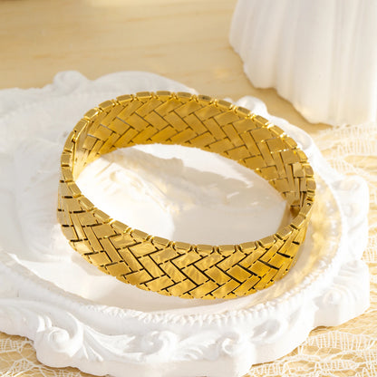 Mirror Polished Wide Bangle ✨18K gold-plated hypoallergenic stainless steel 💛.