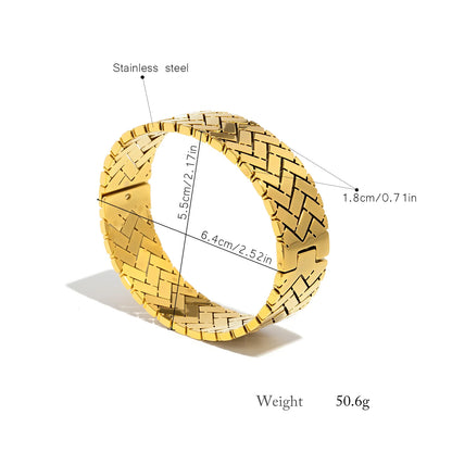 Mirror Polished Wide Bangle ✨18K gold-plated hypoallergenic stainless steel 💛.